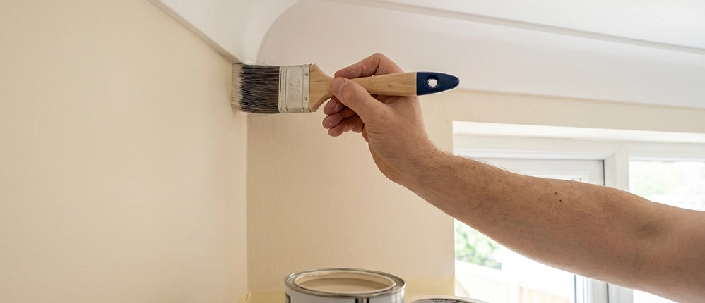 دقت و کنترل در رنگ آمیزی لبه ها با قلم مو